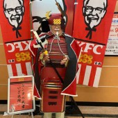 Tượng Đại tá Sanders đồng loạt mặc trang phục samurai để mừng Tết Thiếu nhi
